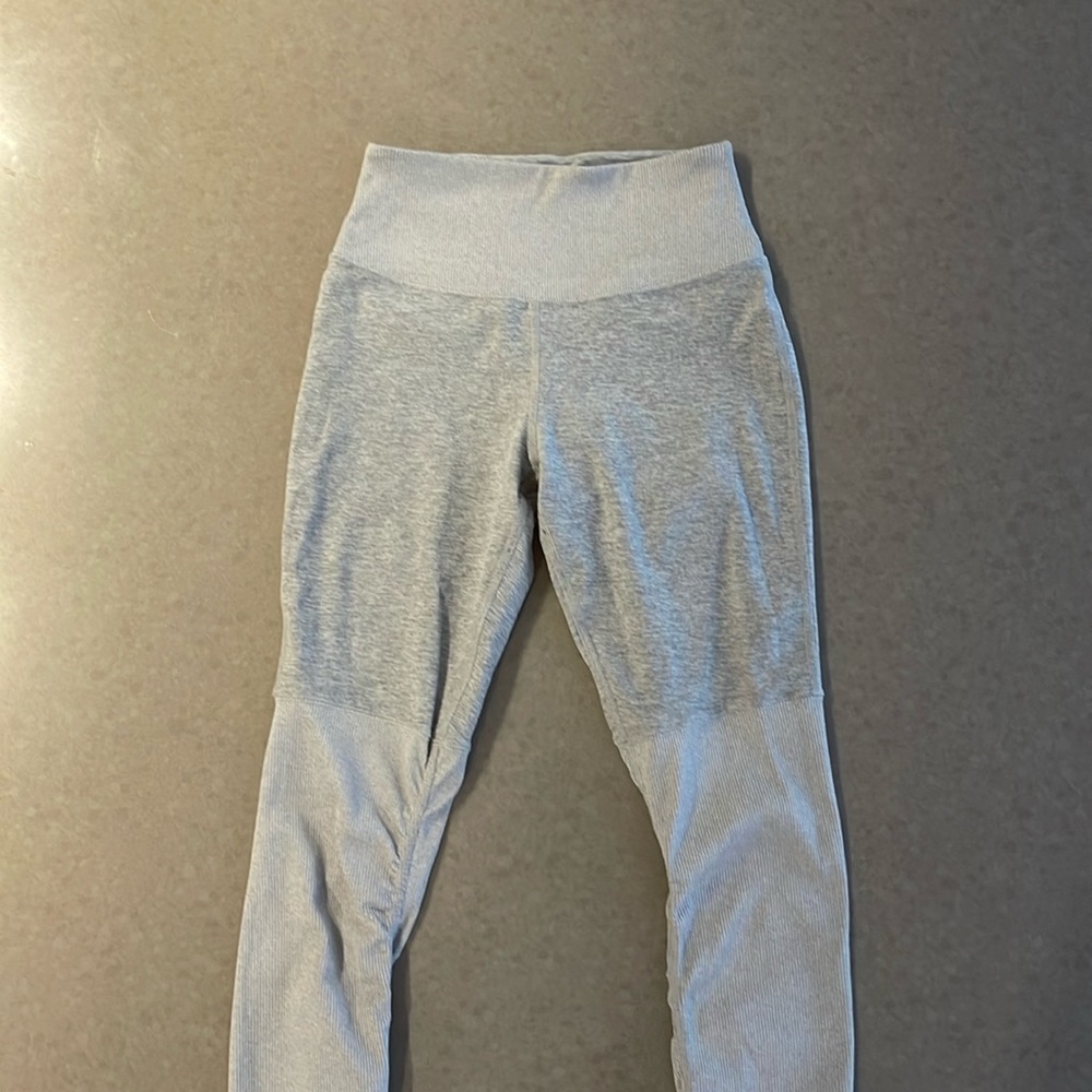 ALO YOGA leggings. SMALL. Gray. Super soft and comfy. Great condition.